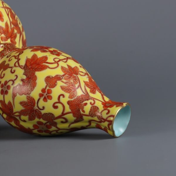 pattern ribbon gourd vase with a seat made in the Qianlong period of the Qing Dynasty - Image 10